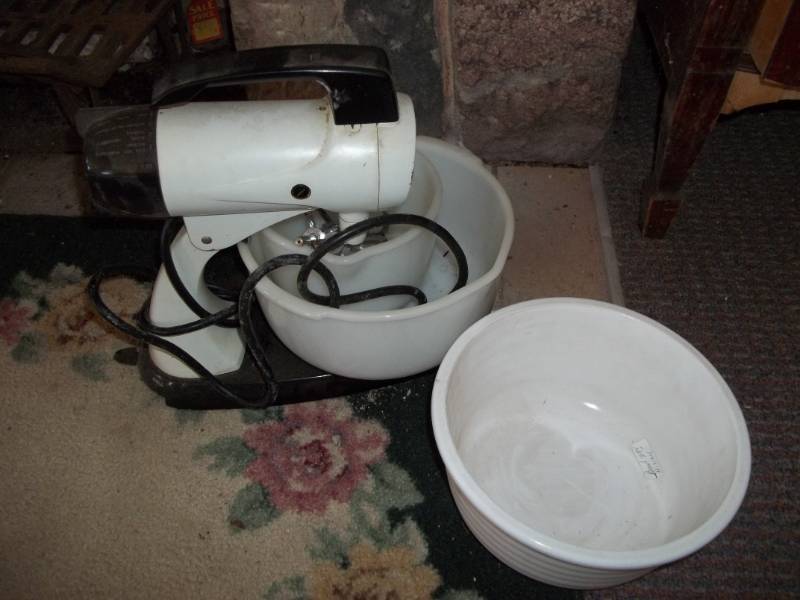 lot 368 image: Vintage Mixer with Bowls
