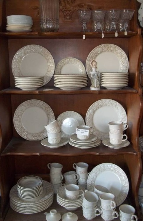 lot 379 image: Metlox China Set