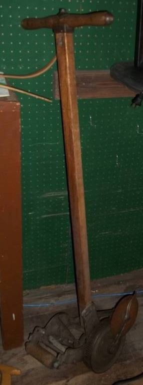 lot 268 image: Vintage Lawn Edger