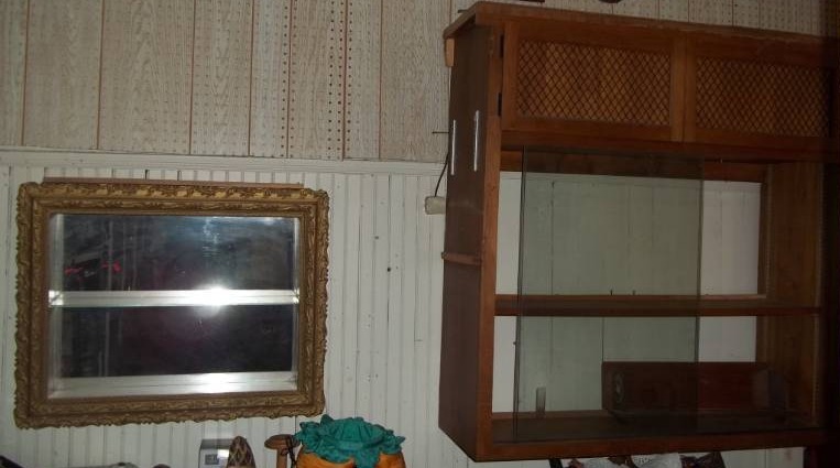 lot 407 image: Display Shelves