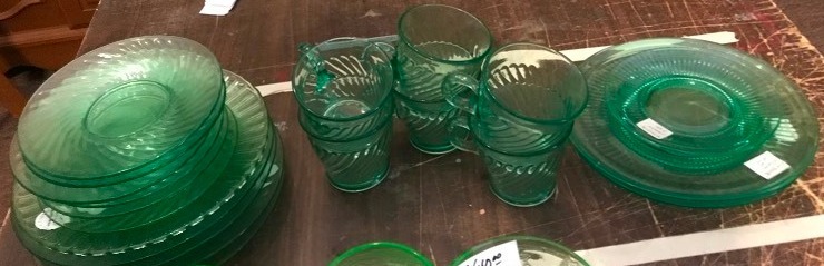 lot 252 image: Green Glassware