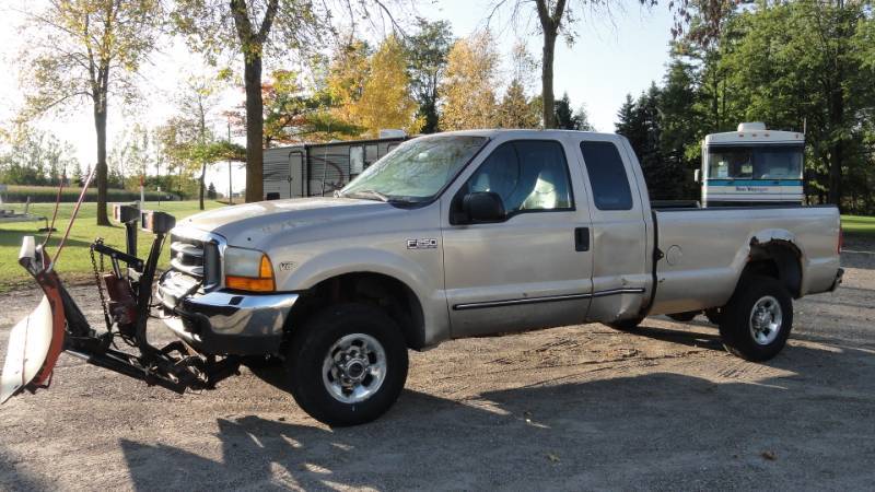 lot 1 image: 1999 Ford F250 With Plow