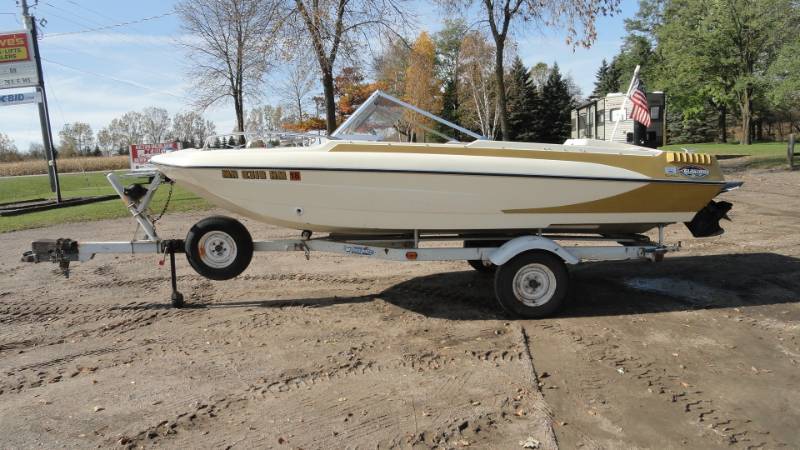 lot 3 image: 1973 Glastron Boat & Trailer Package