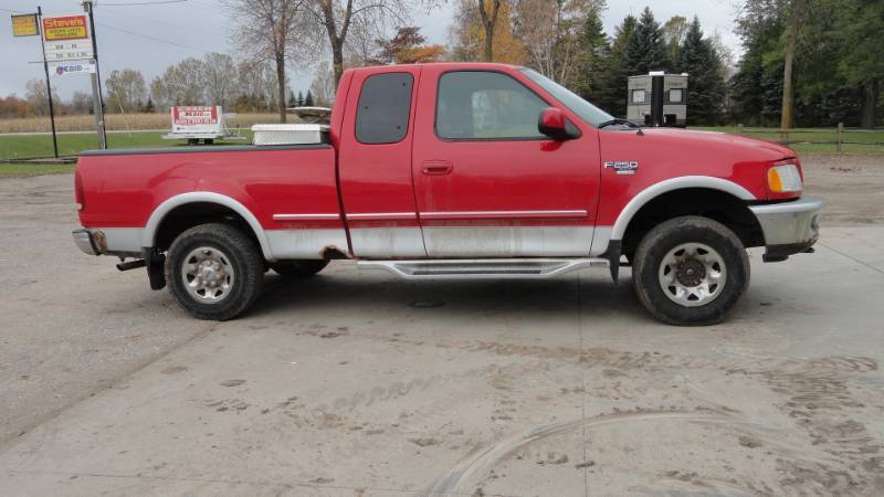 lot 9 image: 1998 Ford F250 4x4 XCab