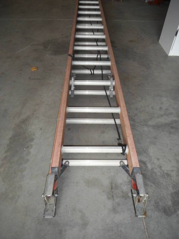 lot 5 image: Keller 29 Model 5132 Extension Ladder