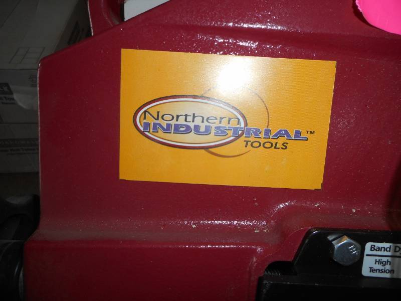 lot 4 image: New Northern Tools Metal Cutting Band Saw