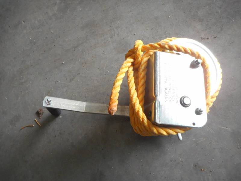 lot 10 image: Manual Dutton-Lainson Boat Winch 1400 lbs