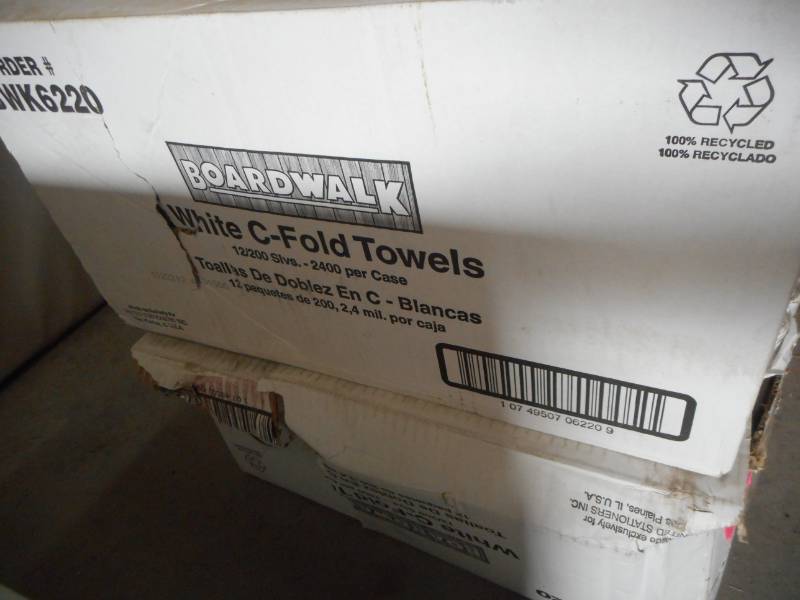 lot 16 image: White C-fold Towels, 18 Sleeves