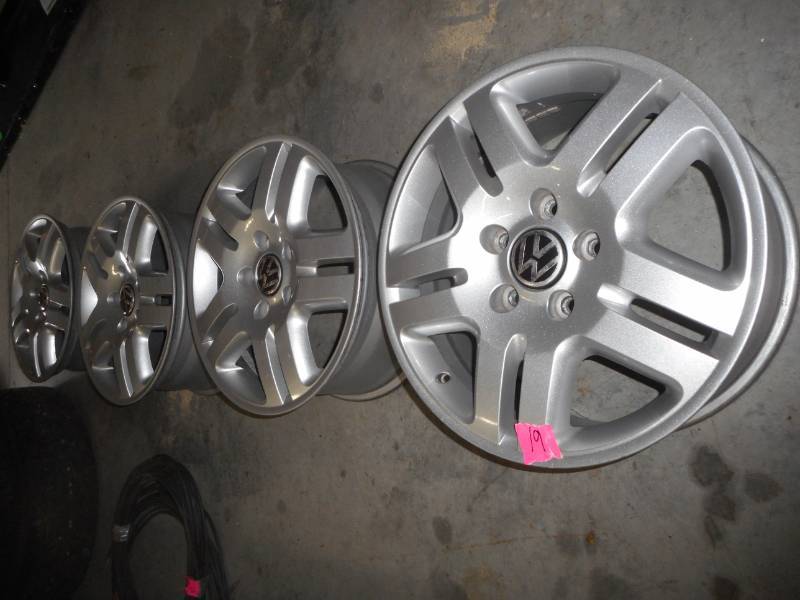 lot 19 image: (4) VW Touareg OEM Aluminum Rims 18 x 8