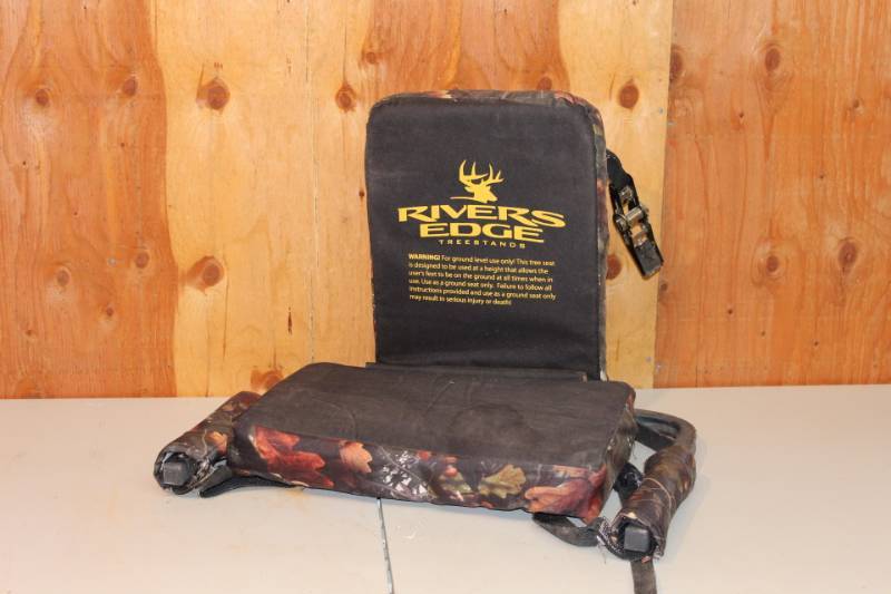 lot 1 image: Rivers Edge Tree Seat