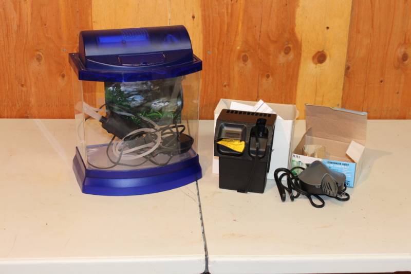 lot 23 image: Small Aquarium and Accessories