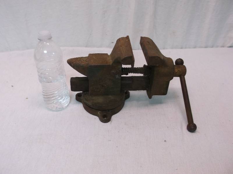 lot 7 image: Bench Vise