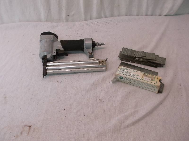 lot 14 image: Air Nail Gun