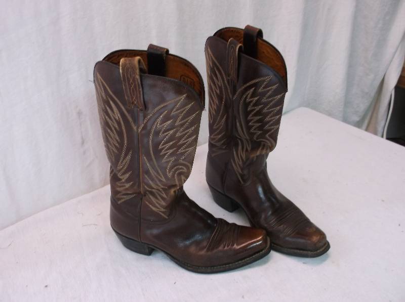 lot 46 image: Boots
