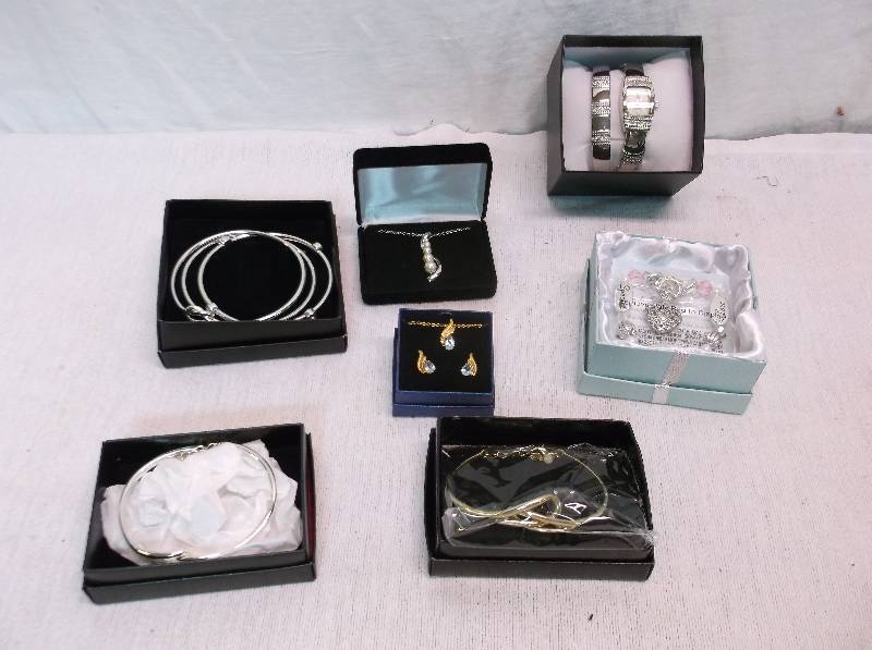 lot 99 image: Jewelry