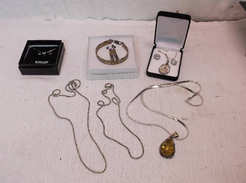 lot 100 image: Jewelry