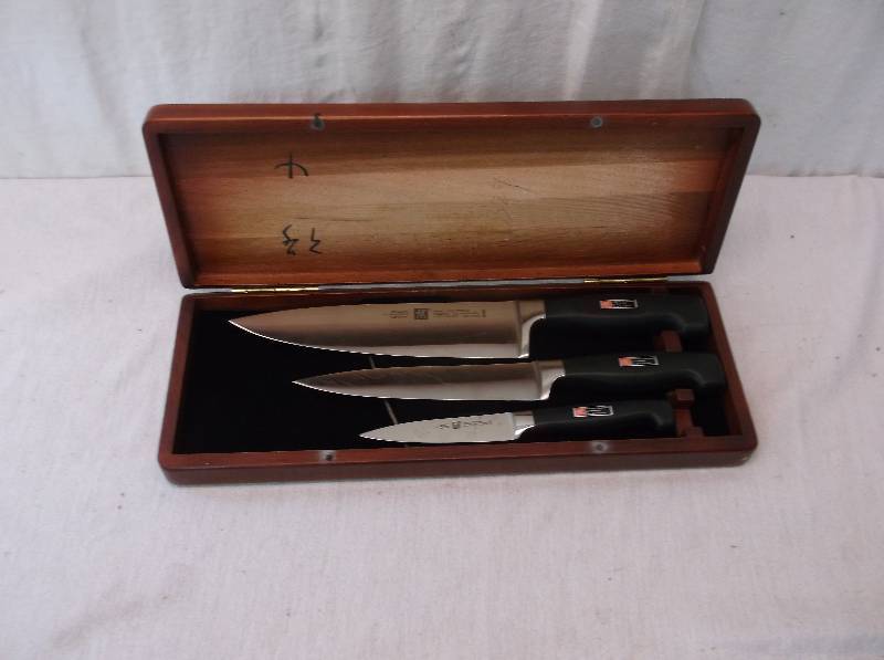 lot 119 image: Knife Set