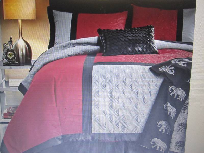 lot 3 image: Medley Comforter Set  Queen open bo...