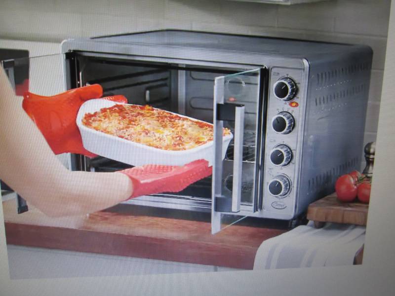 lot 11 image: Double-Door Toaster Oven with Conve...