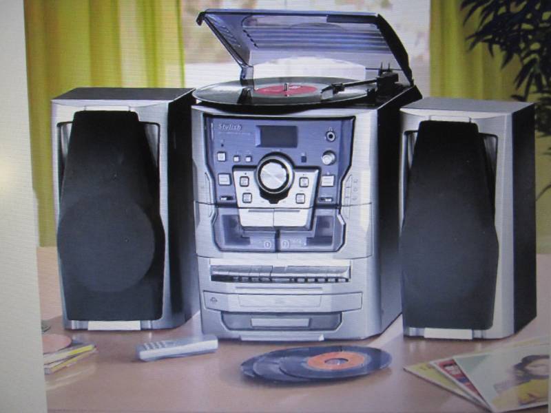 lot 72 image: 6-in-1 Deluxe Turntable, iPodMP3, ...
