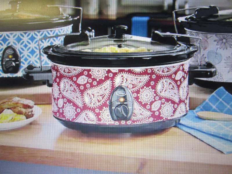 lot 97 image: Ginnys 6-Qt Slow Cooker with Locki...