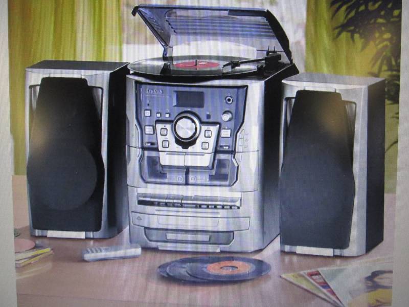 lot 122 image: 6-in-1 Deluxe Turntable, iPodMP3, ...