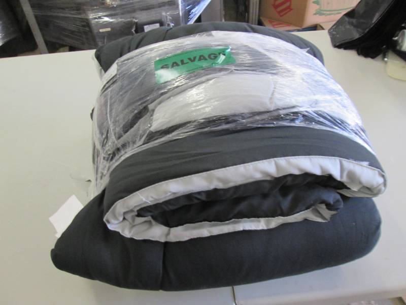 lot 131 image: Twin Comforter...