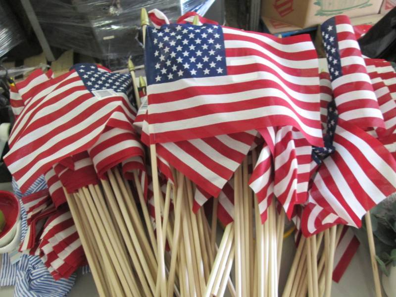 lot 152 image: Large Lot 8x12 US Flags, 2 pks Lunc...