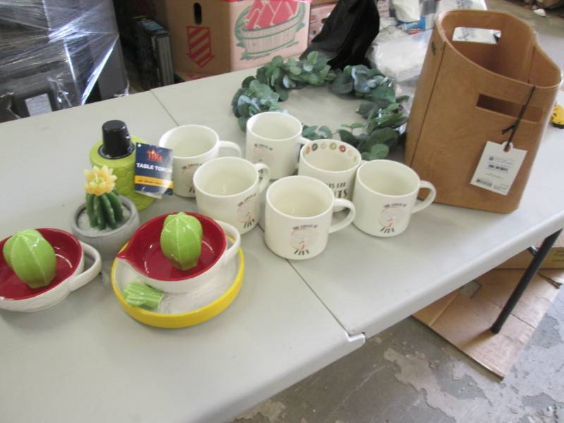 lot 153 image: Table Torch, 6 Large Mugs, 2 Citrus...