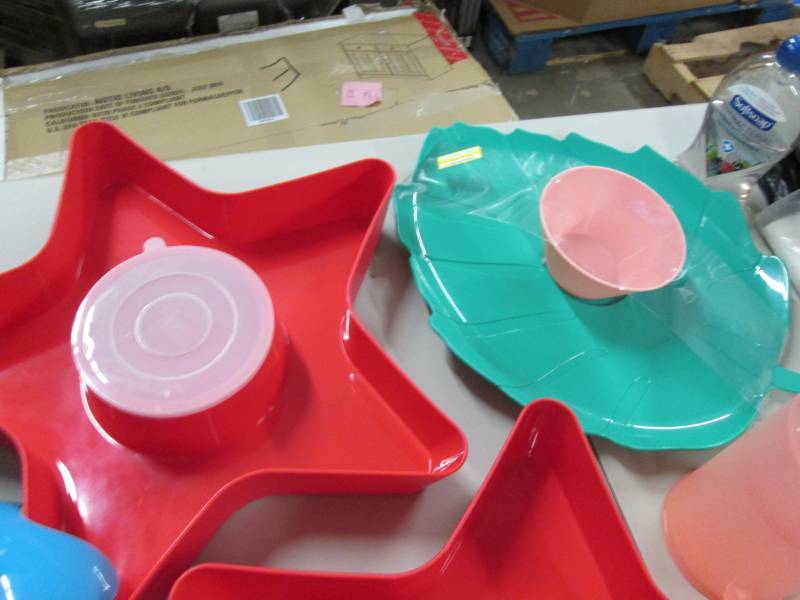 lot 178 image: Summer Serving Items, Ice Cube Make...