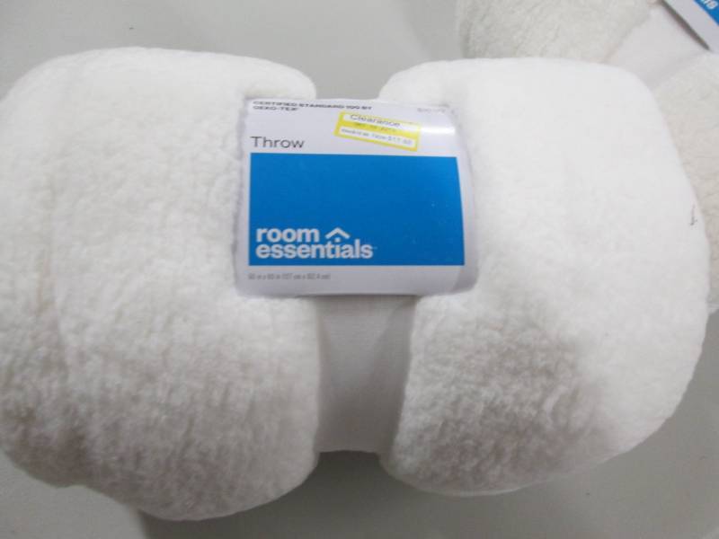lot 190 image: 3 Room Essential White Throws...