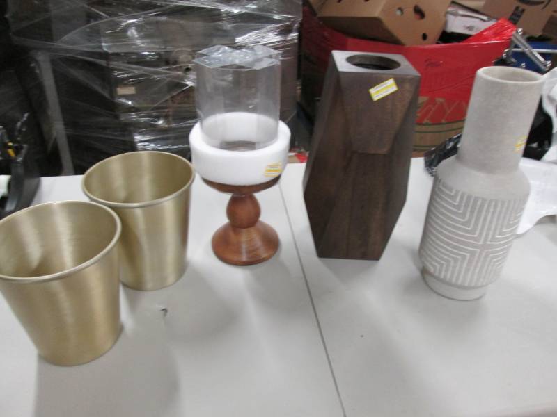 lot 191 image: 5 New Dcor Items...