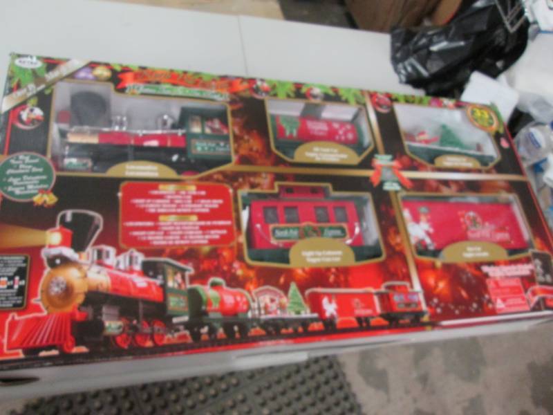 lot 220 image: 33 Piece North Pole Express Christm...