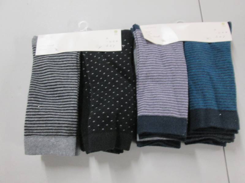 lot 262 image: 12 pairs Crew Socks Size 4-10...