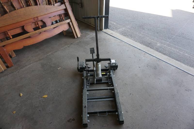 lot 11 image: JS Jacks Brand MotorcycleATV Hydraulic Jack Stand