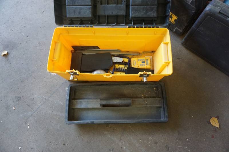 lot 24 image: Workforce Plastic Tool Box With Assorted Drill Bits