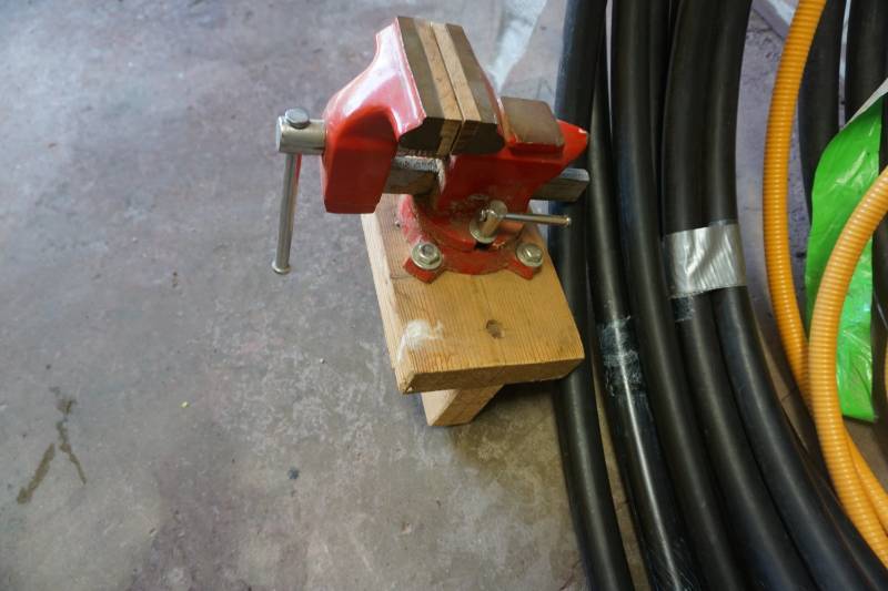 lot 41 image: Medium Duty Shop Bench Vise