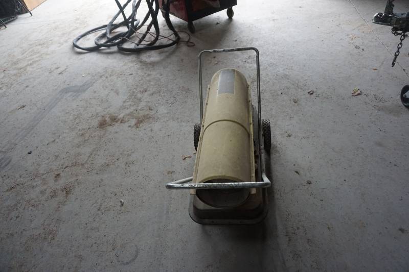 lot 13 image: John Deere Model YD115A Dual Fuel Salamander Heater
