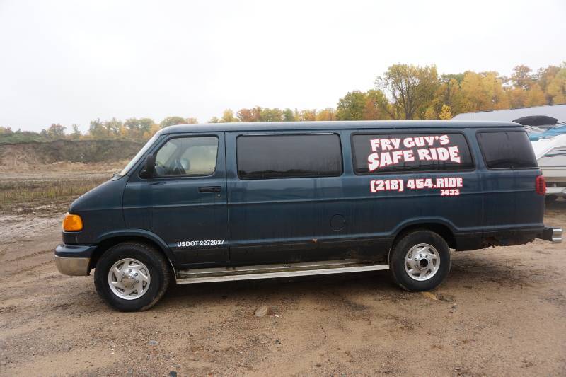 lot 4 image: 2000 Dodge Ram 3500 Passenger Van