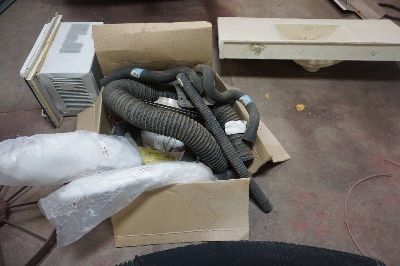 lot 100 image: Lot of Flex and Radiator Hoses