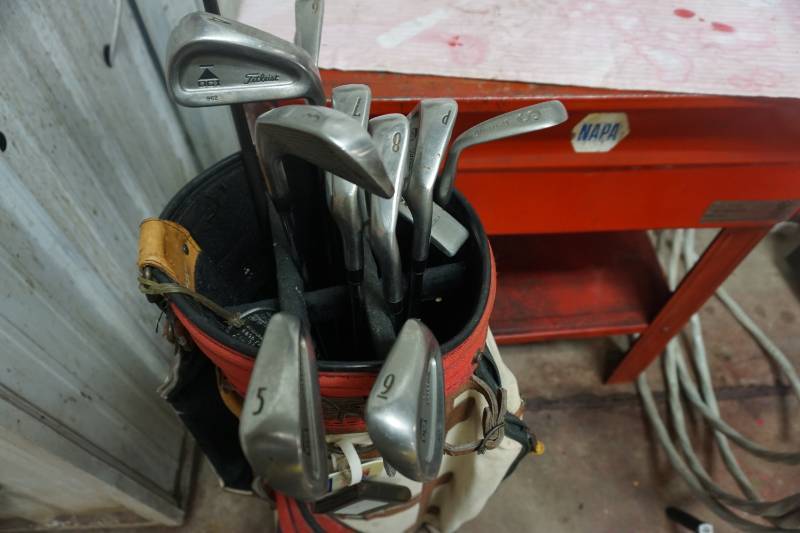 lot 92 image: Golf Club Set With Bag