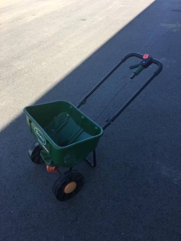 lot 106 image: Scotts Brand Speedy Green 3000 Fertilizer Lawn Spreader