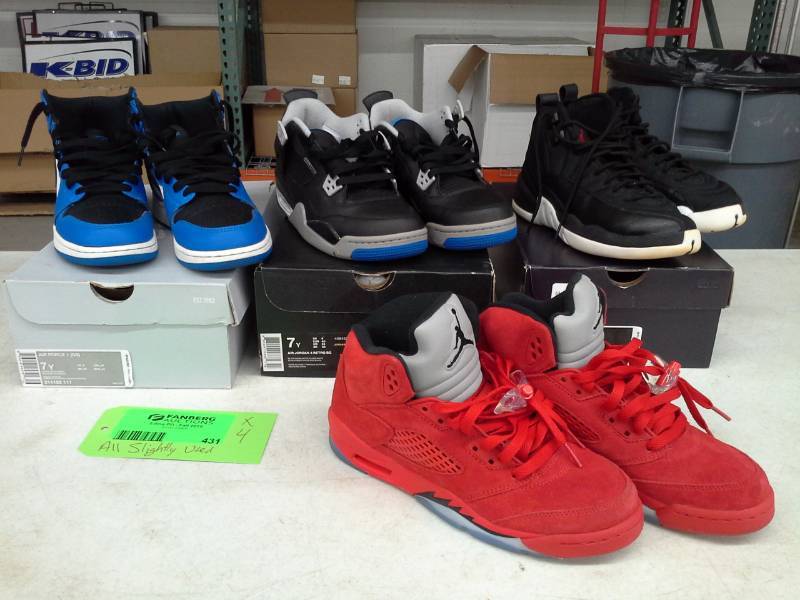lot 431 image: Lot of (4) Mens Sneakers