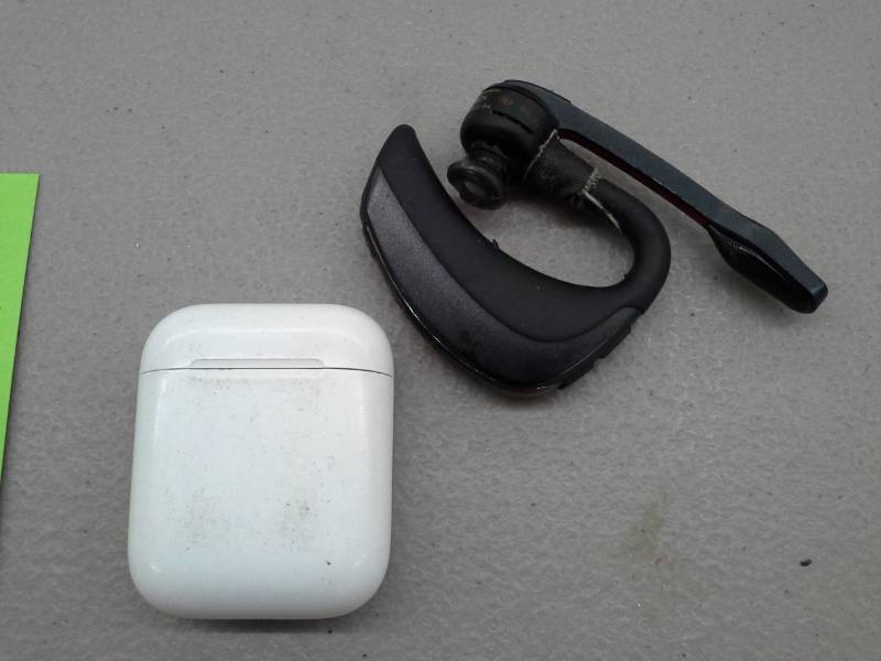 lot 454 image: Lot of (2) Apple Air Pods & Plantronics Cordless Earpiece