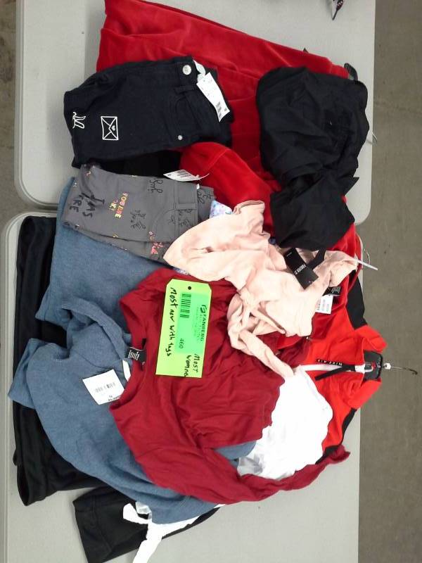 lot 460 image: Womens Clothing