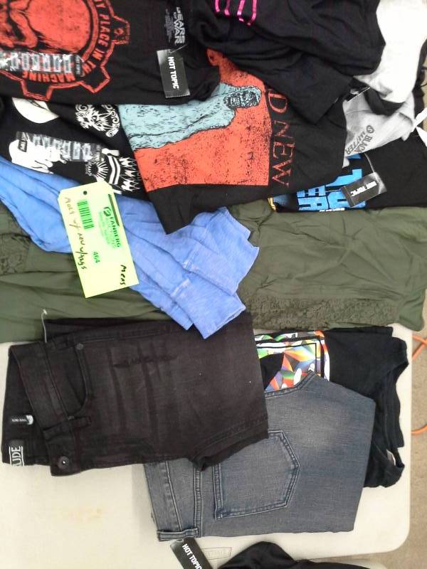 lot 464 image: Mens Clothing