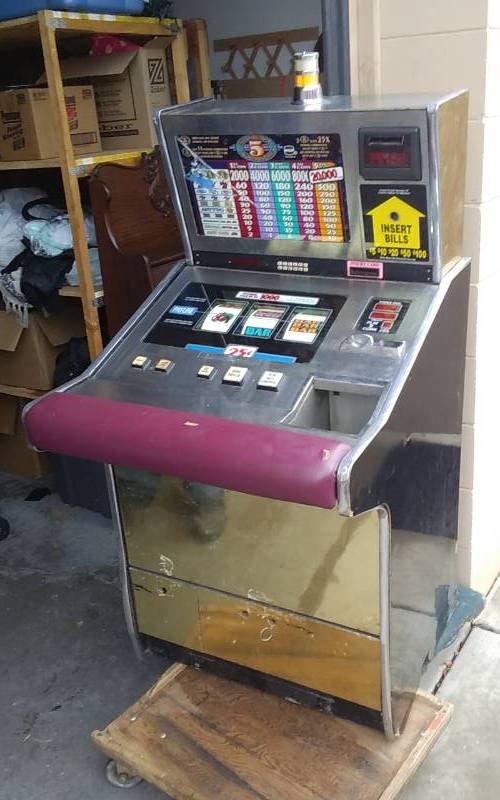 25 Cent Slot Machine by International Game Technology.  Serial # GH31DFIQ- Manuf. 6-1996.