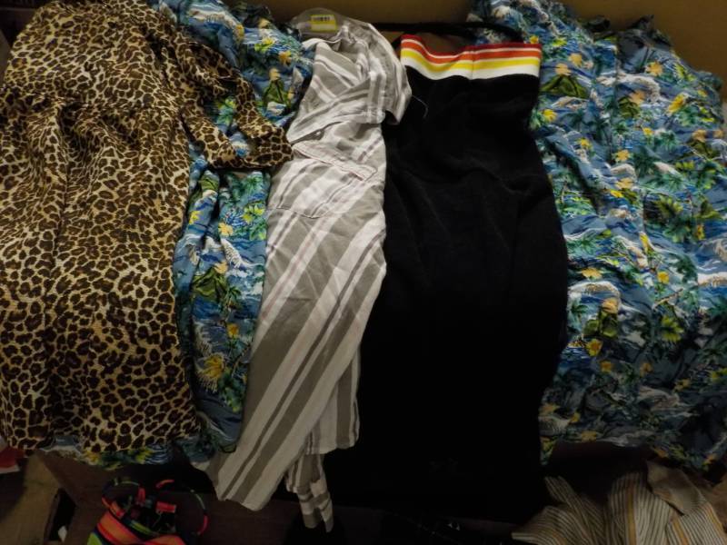lot 34 image: Jrs size M and L Clothing and shoe...