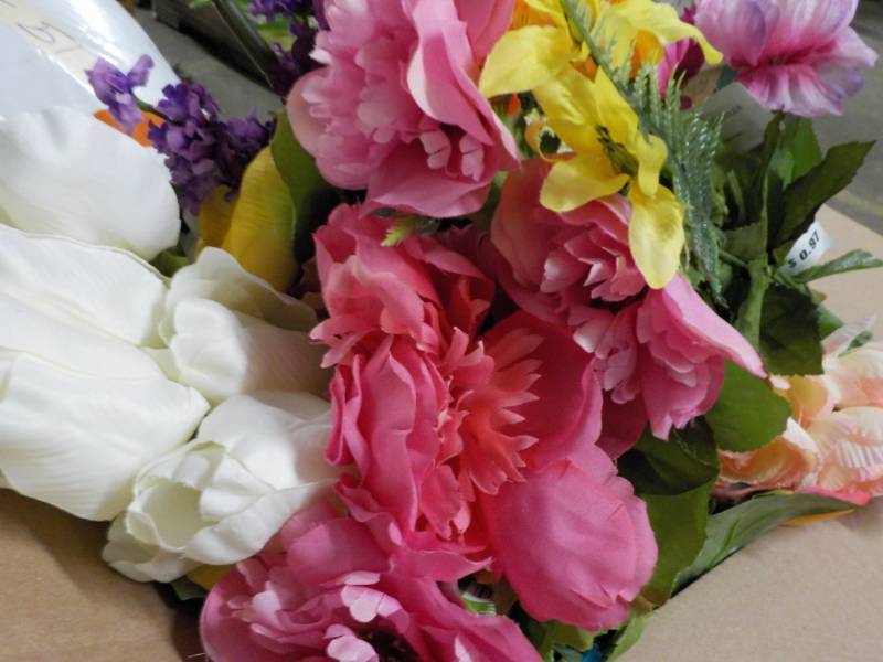 lot 80 image: Box of Artificial Flowers...