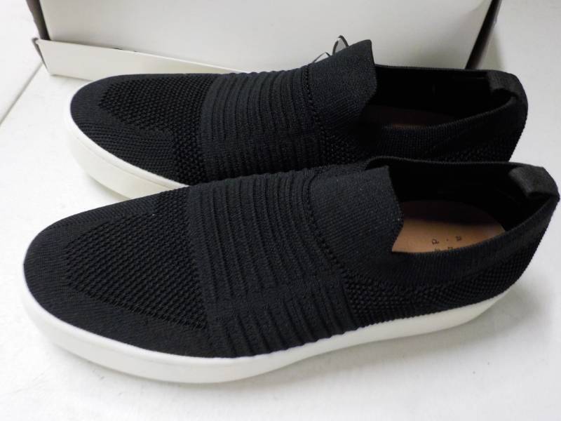 lot 161 image: size 8 Womens Shoes new in box...